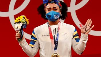 Neisi Dajomes se cuelga el oro en halterofilia y hace este homenaje a su madre y su hermano fallecidos