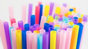 La UE acuerda prohibir los platos, cubiertos, bastoncillos y pajitas de plástico en 2021