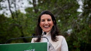 Rocío Monasterio (Vox) publica una foto disparando con un rifle y los comentarios de sus seguidores dan pavor