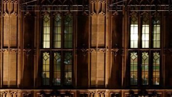 May ofrece no presentarse a la reelección a cambio de superar hoy la moción de confianza