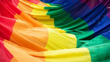 Acosan a una niña de 12 años por llevar una bolsa LGTBI en Vitoria