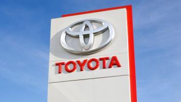 Lleva su viejo coche Toyota a la inspección anual, escucha un extraño estruendo y lo que descubre le hace pedir una indemnización