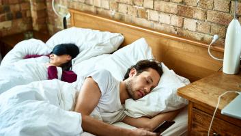 Hombres de todas las edades explican cómo definen la infidelidad emocional