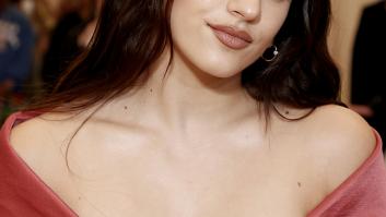 Rosalía homenajea, a su manera, a Lola Flores en su debut en la Gala Met