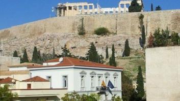 Un grupo de anarquistas griegos proindependentistas entra en la embajada de España en Atenas