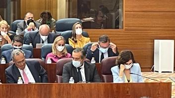 Un diputado 'debuta' en la Asamblea y alucina con lo que ve hacer a Ayuso: "Grosería inaceptable"
