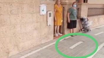Le ponen un carril bici en la puerta de casa y la 'solución' del Ayuntamiento indigna a media España