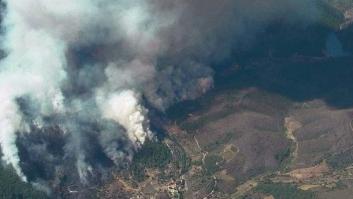 El fuerte viento reaviva por tercer día el fuego en la sierra de Gata