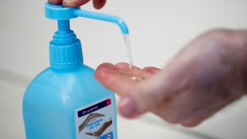 Detenido por lanzar gel hidroalcohólico y prender fuego a un compañero de piso