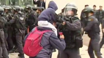 El mensaje de Zoido al padre que protagonizó esta imagen viral el 1-O