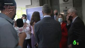 Un reportero se acerca a un grupo donde estaba Toni Cantó y se lleva un corte descomunal