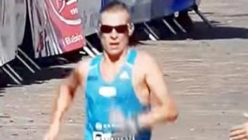 Incredulidad por lo que le ocurre a este atleta durante una maratón