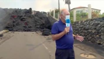 Pedro Piqueras se acerca a la lengua de lava y ojo a lo que ocurre detrás: "¡Cuidado!
