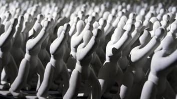 La casa en llamas al borde del abismo