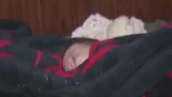 El Defensor del Pueblo exige viviendas para familias con menores horas después de esta imagen de un pequeño desahuciado