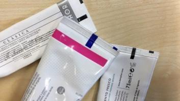 ¿Para qué sirve la raya que tienen los tubos de pasta de dientes?