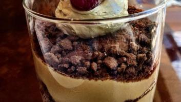 Tiramisú de café con brownie de chocolate y caramelo de café