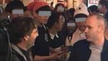 "Ojo": estupefacción de Évole en Twitter por un detalle de esta foto suya con Iniesta en un periódico japonés