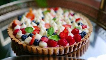 Tarta de chocolate blanco, yogur, frutos secos y frambuesas