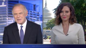 Pedro Piqueras, con media sonrisa y en un tono poco habitual, le hace esta pregunta a Ayuso