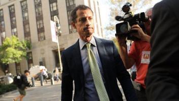 El excongresista demócrata Anthony Weiner, condenado a 21 meses de cárcel por intercambiar mensajes sexuales con una menor