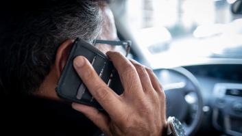 Le acaban de quitar 3 puntos por hablar por el móvil al volante: toma esta medida y dice que no le va a pasar nunca más