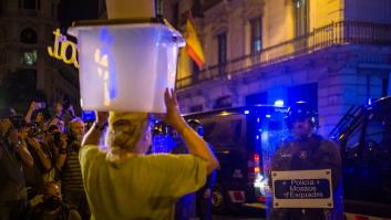 Manifestantes lanzan huevos a los Mossos y queman contenedores en la manifestación del 1-O