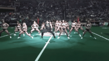 Se cuela en la coreografía de unas animadoras y demuestra ser el que mejor baila (VÍDEO)