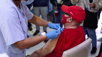 La EMA recalca que no "recomienda", sino que "autoriza" la dosis de refuerzo a la población general