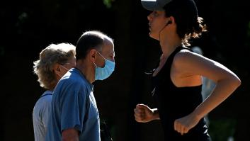 Sanidad no contempla prescindir de la mascarilla a corto plazo: "En interior vamos a seguir con ella"