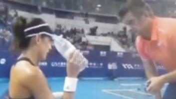 Garbiñe Muguruza pierde los nervios y lo paga con el cámara