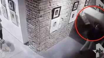 Dañan un Dalí en un museo de Rusia al intentar hacerse un 'selfie'
