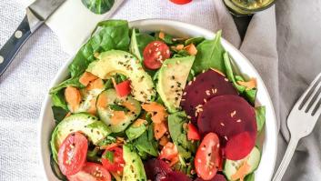 La controversia sobre los 'detox' y una ensalada multicolor