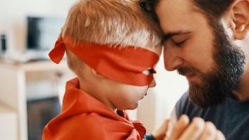 La genial respuesta de un padre a quien criticó a su hija por su disfraz 'de chico'