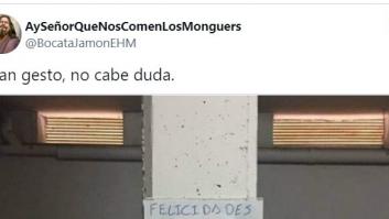 El cartel en un parking por el día del Pilar que ha sorprendido a Twitter