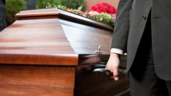 Sorpresa por una esquela que pide quedar en una cervecería en 'La Voz de Galicia'