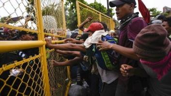 Las fotos de la desesperación: miles de hondureños se enfrentan con la policía al romper la frontera con Guatemala