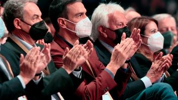 El PSOE cierra la herida: González y Zapatero se abrazan con Sánchez con todo el partido en pie