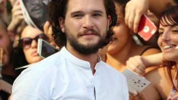 La comentada foto de de Carlos Sainz junto a Kit Harington, Jon Nieve en 'Juego de tronos'