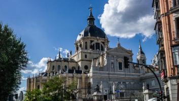 Medio centenar de colectivos piden a Sánchez que no se entierre a Franco en la Almudena
