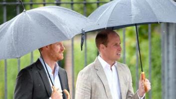 Los príncipes Guillermo y Enrique recrean su foto más icónica