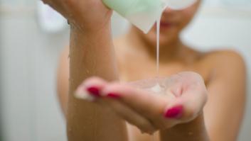 Ni hidratante ni fortalecedor: una cirujana capilar pide que todos usemos este tipo de champú para el cabello