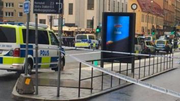 Un hombre armado con un cuchillo ataca a la Policía en una plaza de Estocolmo