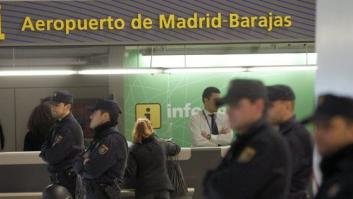 Técnicos del Defensor del Pueblo inspeccionan la sala de Barajas en la que están los saharauis