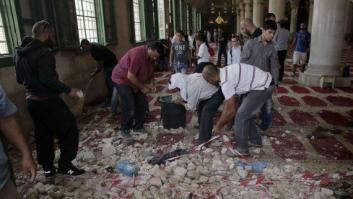 Grave choque entre civiles palestinos y policías israelíes en el interior de la mezquita de Al Aqsa