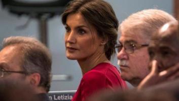 La prensa británica, rendida ante estas fotos de Letizia: "El sensual vestido rojo marcaba cada curva"