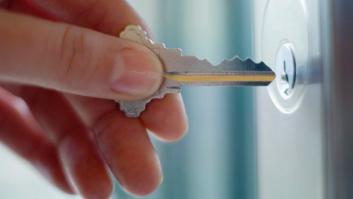 Estupefacción por lo que un cerrajero cobró a una pareja por cambiarles la cerradura