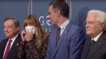 La cara de la mujer de Pedro Sánchez al percatarse de su despiste: alguien tuvo que avisarla