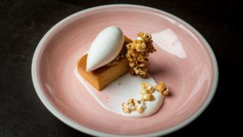 Flan de calabaza con helado de melocotón, crema de hierbaluisa y palomitas fritas