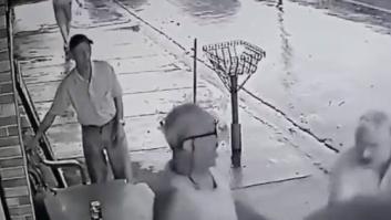 Hay una pelea y la reacción del hombre de la gorra conquista la red